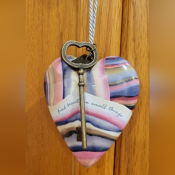 Art Hearts 💕 Puffed Decoration w/ Key - Picture 4 of 12